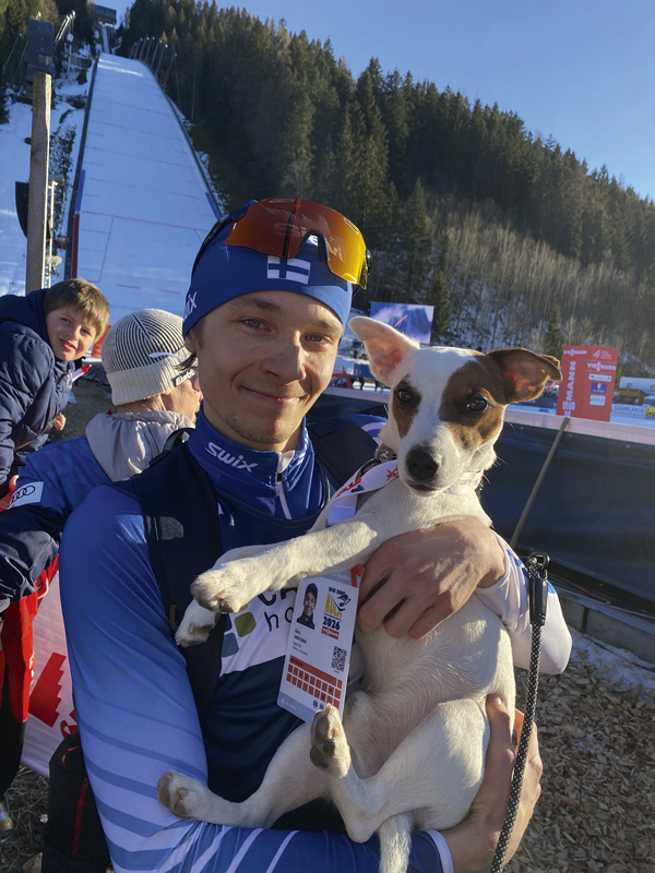 Eero Hirvosen ja Jasmi Joensuun koirilla on omat sometilit: @jeri.the.parson sekä @keijo_thejackrussell.