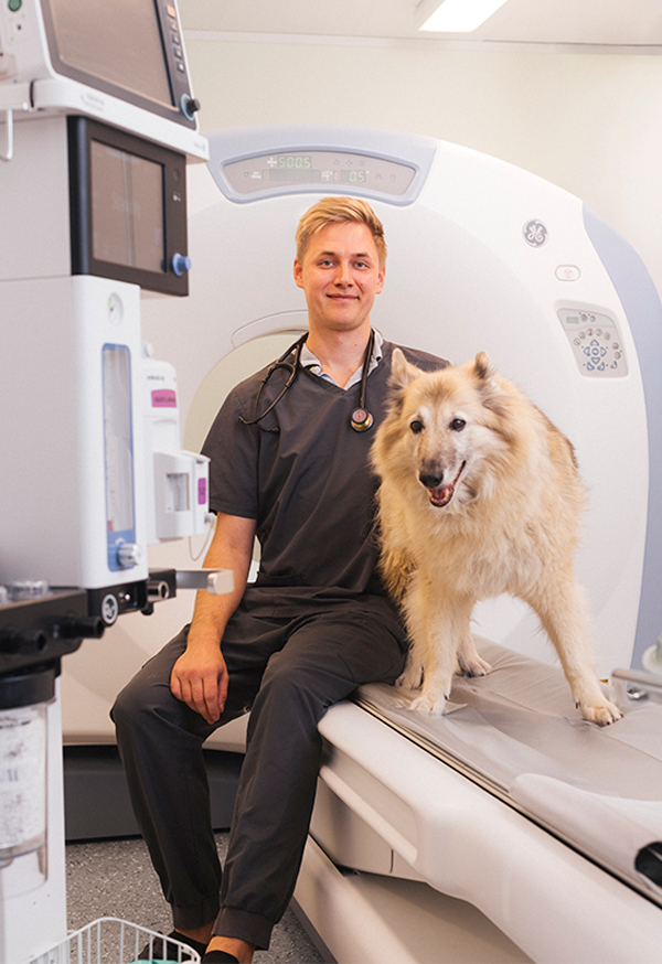 Olli Saalasti jätti kesällä Eläinsairaala Aistin toimitusjohtajan tehtävät ja keskittyy nyt eläinten neurologiaan. ”Se on erikoisala, missä tarvitaan hyvää kliinistä silmää. Ala kehittyy jatkuvasti ja omaa osaamista on pidettävä yllä.” Kuva: Jouni Harala