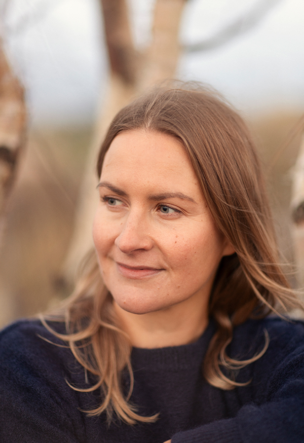 Pohjoisen eläinlääkäriä kuormittavat jatkuva kiire, runsas työmäärä ja pitkät työpäivät. ”On ollut ajanjaksoja, jolloin oma jaksamiseni on ollut koetuksella. On tuntunut tärkeältä puhua ääneen myös vaikeista asioista, jotka tähän työhön liittyvät”, Venla Jyrkinen sanoo. Kuva: Jouni Harala