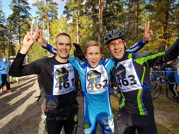 Nyt kelpaa tuulettaa. Suomi saavutti ensimmäisen sulanmaan viestimitalin arvokilpailuissa. Vasemmalta Ari Rastas, Tuomas Notko ja Matti Laaksonen.