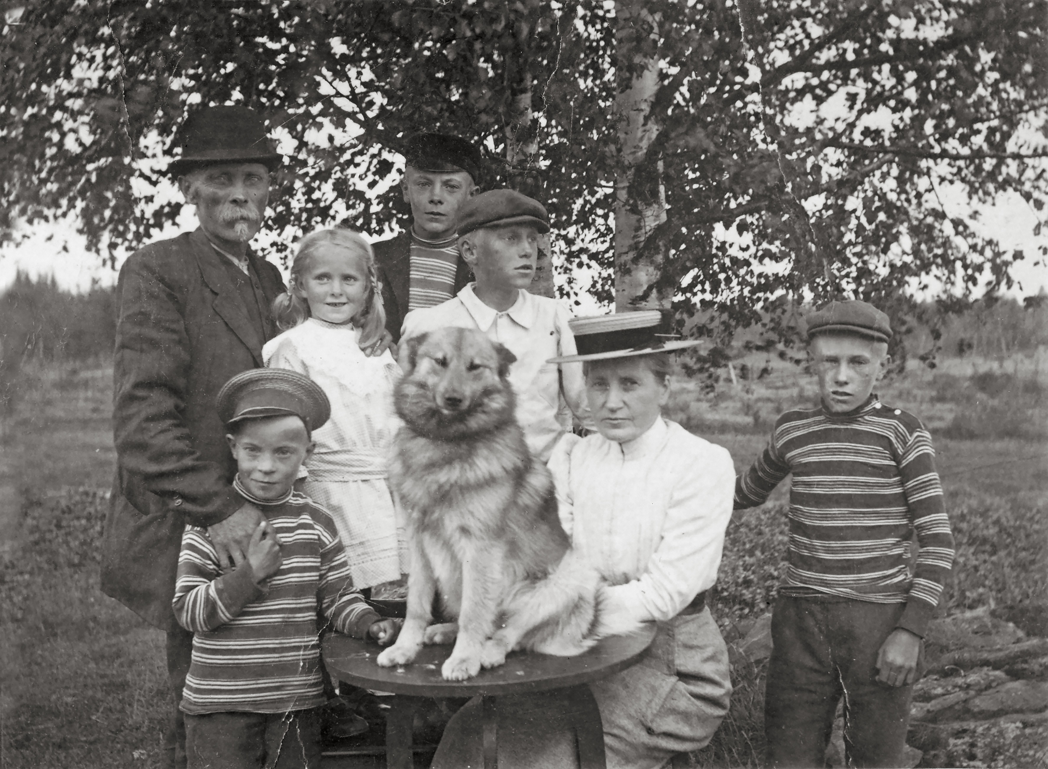 Perhe Nyman ja Toivo-koira Vaasassa vuonna 1909.