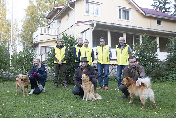Kirjalan Nimi (keskellä) ja Jarmo Pyykönen voittivat vuoden 2024 Haukkukuninkuuden. Oikealla hopealle sijoittunut Pystykujan Hugo ja ohjaajansa Kimmo Karhula. Vasemmalla pronssille haukkunut Pettukangas Halla ja Anni Kinttu. Takana vasemmalla ylituomari Jarkko Hjerppe sekä järjestelyistä vastanneen Kymenläänin Pystykorvakerhon edustajia. 