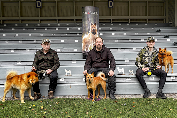 Haukku-ottelun voiton vei Kaira, Ville Ylläsjärvi (keskellä). Toiseksi sijoittui kokeen vanhin koira Tapio Rauhalan omistama Kotirovan Velmu (vas.) ja kolmanneksi Kekkeruusin Impi, jonka omistavat Jade Kara ja Joel Björkman. 