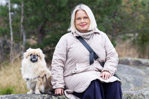 Heidi Lemmetyinen neuvoo seuraamaan koiratavaroiden kierrätyskanavia ennakoiden: tuote harvoin löytyy juuri samalla hetkellä, kun sitä tarvitsee. ”Kannattaa jo kesällä pohtia, millaisen takin koira talvella tarvitsee.”