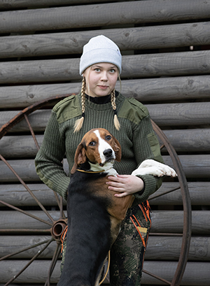 Heta Kattainen on ollut hyvin tyytyväinen Cele-koiraansa. Hän on muun muassa pyöräillyt, suppailut ja uinut Celen kanssa. Kuva: Heidi Lahtinen