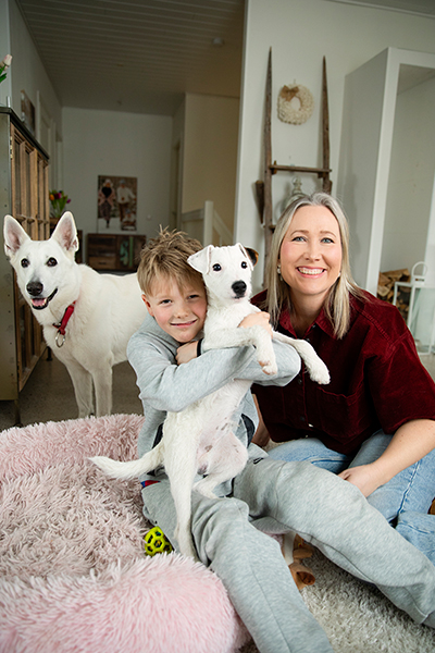 Inka Heneliuksen akillesjänteen katkeaminen tammikuussa toi oman lisänsä pentuarkeen. ”Mieheni onkin saanut nauttia koiran ulkoiluttamisesta aamuin illoin ja vähän siinä välissä.” Mio-poika on Perunan omistaja. Kuva: Milka Alanen