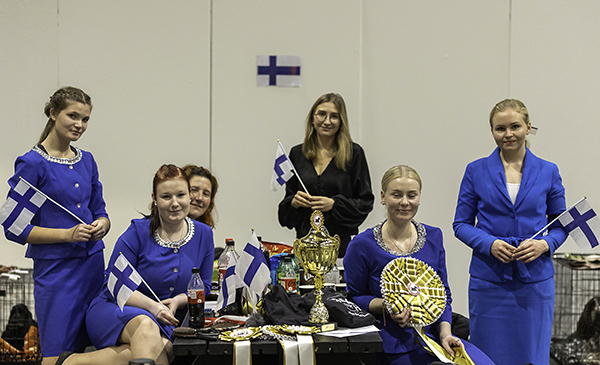 Suomen voittoisaan junior handler -joukkueeseen kuuluivat Sanni Pulli, Ella Ruuni, Emma Tammi ja Jessica Yli-Sassi, joukkueen mukana olivat myös Tytti ja Laura Lintenhofer.