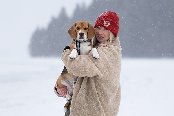 Paula Tyyskä on pian vuoden ikäisen beagleherra Konosen omistaja. Hän neuvoo pentua harkitsevia miettimään valmiiksi tukiverkon arkeensa. ”En olisi harkinnut näin energistä rotua ilman läheisiä, jotka lupautuivat avuksi. Koira tarvitsee seuraa ja aktivointia.”