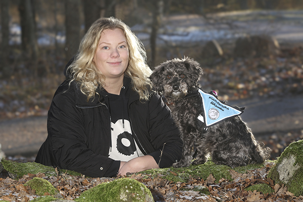 Kuulokoira Hilla on johdattanut omistajansa Viivi Kilpeläisen uuteen maailmaan: kivoihin koiraporukoihin. Kaksikko treenaa Porvoon Kuulo- ja tukikoirat omatoimiryhmässä. ”Koirapiireistä olen saanut ihania ihmisiä elämääni.” 