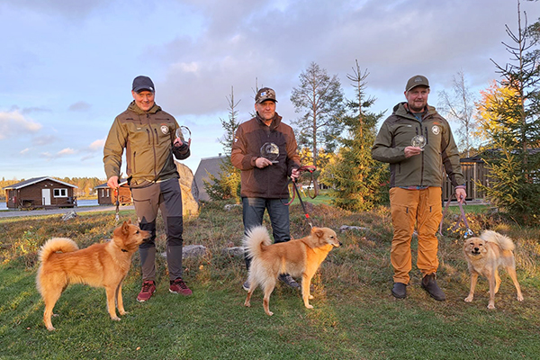 Ruotsin Storumanissa järjestetyn linnunhaukun PM-kisan mitalistit. Keskellä tuore Pohjoismaiden mestari Kirjalan Nimi ja Jarmo Pyykönen, vasemmalla toiseksi sijoittunut Tjäderlekens Kaksi ja Lars Lindgren, oikealla kolmanneksi tullut Näverbergets Foxy ja Olle Gunnarsson. 