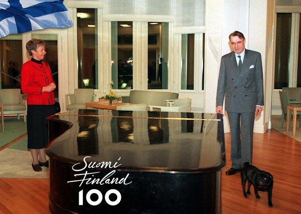 Suomessa koiria harrastavat kaikki, myös valtionpäämiehet (toistaiseksi ainoalla naispresidentillämme oli ja on kissoja). Nykyisellä presidentillä Sauli Niinistöllä on koira, presidentti Urho Kekkonen oli kova koiramies ja tuttu vierailija Kennelliiton näyttelyissä. Kuvassa 1980-luvulta presidentti Mauno Koivisto ja vaimonsa Tellervo ovat tulleet ensi kertaa presidentin uuteen virka-asuntoon Mäntyniemeen. Mukana on tärkeä perheenjäsen, Assi-tyttären mopsi Pontus. Koivisto oppi pitämään mopsista kovasti, vaikka tiettävästi ensin oli sanonutkin, ettei kehtaa mennä koiran kanssa ulos kun kaksimetrinen mies ulkoiluttamassa pientä paksua koiraa näyttää huvittavalta!