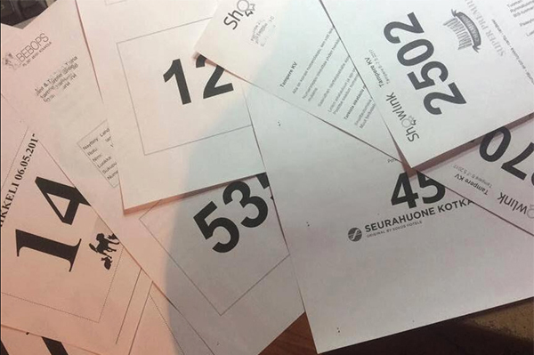 Numerolappu vaatteessa auttaa tunnistamaan henkilön näyttelyssä, nimen voi yleensä löytää luettelosta. Kuva on julkaistu keväällä 2017 kirjoittajan fb-sivulla kommentilla ”Lähtiköhän mopo käsistä…?” 