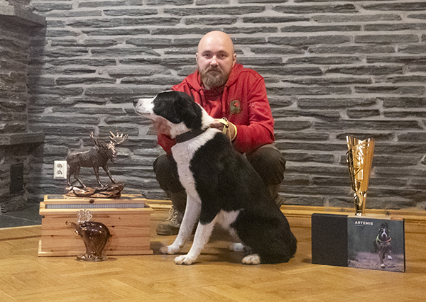 Pekka Salomäen omistama Ullastiina Muska voitti Hirvenhaukut-ottelun ja on karjalankarhukoirien tuore Suomen mestari. 