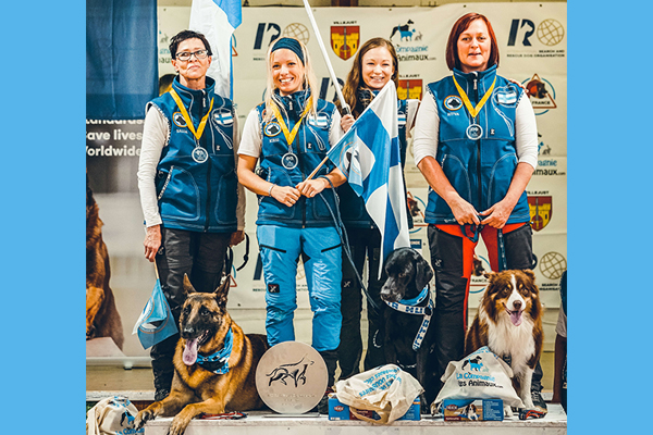 Maailmanmestaruuden FRF K9 -joukkueessa voittivat vas. Salla Pohjola ja Oikku, Kirsi Myöhänen ja Jedi sekä Krista Forsblom, Ritva Holmström ja Ruu.