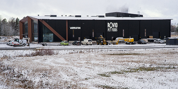 Kuivaruokien valmistus yleistyy Suomessa. Uusin tehdas nousee Ikaalisiin. Kuvassa on Loimaalle viime vuonna valmistunut Rovion tuotantolaitos.