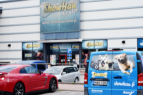 ShowHau Center pyrki rakentamaan uudenlaista koiraharrastustilojen ja alan tarvike- ja palvelumyynnin konseptia. ShowHau Center ehti toimia Vantaalla pari–kolme vuotta, ja kesällä 2017 puhuttiin jopa useiden uusien keskusten avaamisesta eri puolille Suomea. 
