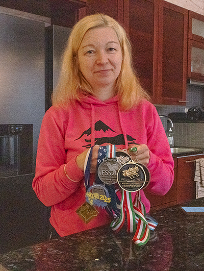 Erkki ja Susanna Bürklandille on kertynyt 20 rekikoira-ajon MM- ja EM-mitalia. Kasvatuksestaan he ovat saaneet mm. Kennelliiton Vuolasvirta-palkinnon. Kuva: Paula Heikkinen-Lehkonen