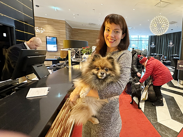 Laura Huovinen odottaa jälleen, jo kolmatta kertaa peräkkäin, mukavaa uuttavuotta hotelli Clarionissa. Sylissä on kolmivuotias Jasmin.