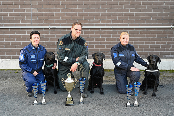 Vas. SM-hopeaa saavuttaneet Maarit Saren ja Retu (Poliisi), keskellä Suomenmestarit Timo Nieminen ja Cunto (Rajavartiolaitos) sekä pronssimitalistit Anu Haapakoski ja Teho (Tulli).