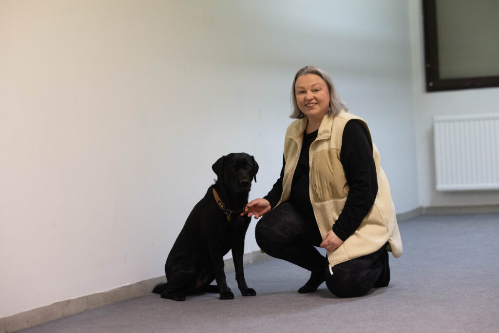 Nainen ja labradorinnoutaja.